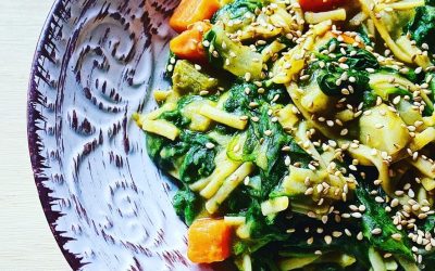 Noodles de arroz integral con verduras y salsa especiada