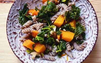 Pasta de trigo sarraceno con kale a la mostaza